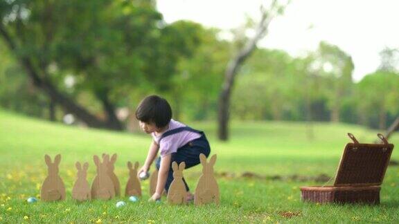 亚洲小女孩在花园里玩复活节概念