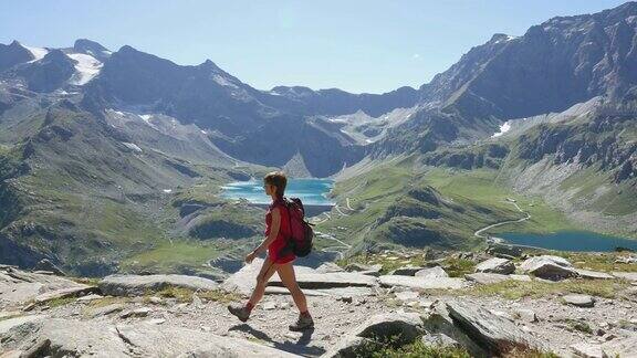 在阿尔卑斯山徒步旅行的女人慢镜头
