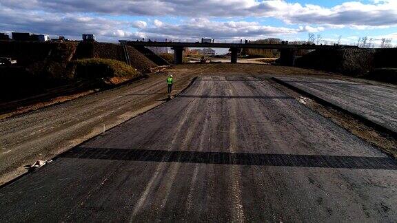 头戴白色头盔的酋长去检查道路的建设情况航空摄影测量