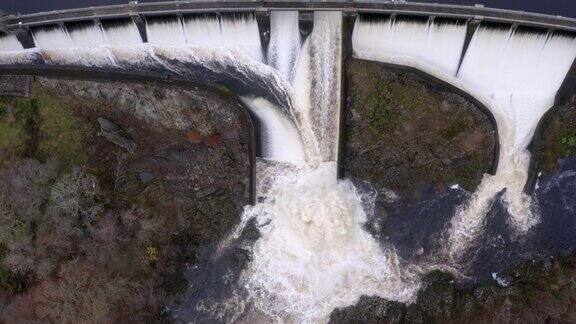 鸟瞰图的水流过邓弗里斯和加洛韦西南苏格兰水电大坝