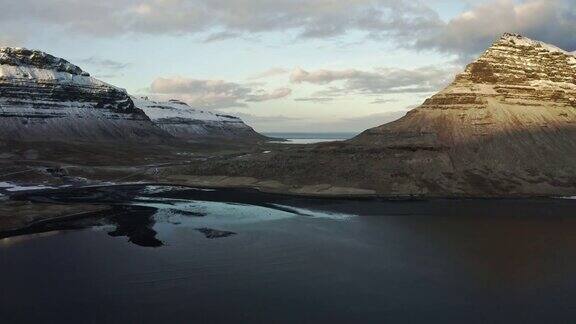 风景鸟瞰图公路附近的河流在冰岛