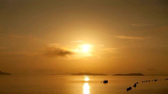 金色的阳光日出或日落在泰国普吉岛的海上