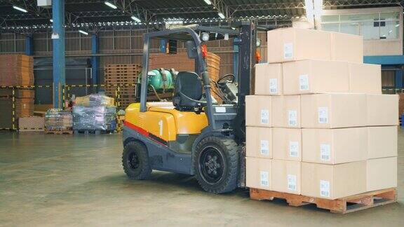 大型仓库有用于装载货物的木制托盘和装有堆叠货箱的叉车