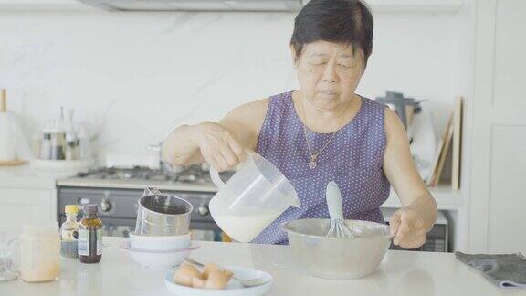 亚洲老年妇女在家烘焙活跃老年退休生活