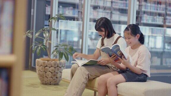 两个年轻的朋友一起在图书馆读书