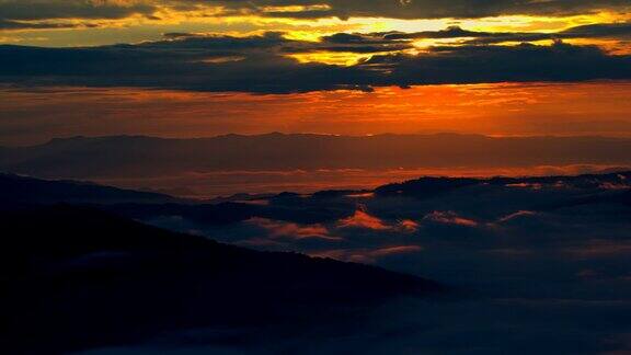 日出的时间流逝和山谷中的雾海
