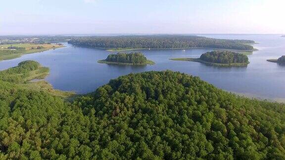 鸟瞰图绿色岛屿和云在夏天阳光明媚的早晨波兰的马苏里安湖区从上面看世界奇观