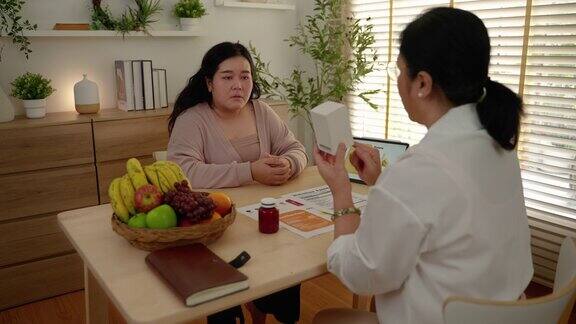 专业营养师亚洲中年妇女介绍水果和蔬菜饮食替代品和水果和蔬菜提取物的营养饮食是有益健康的肥胖妇女的健康问题健康理念顺势疗法