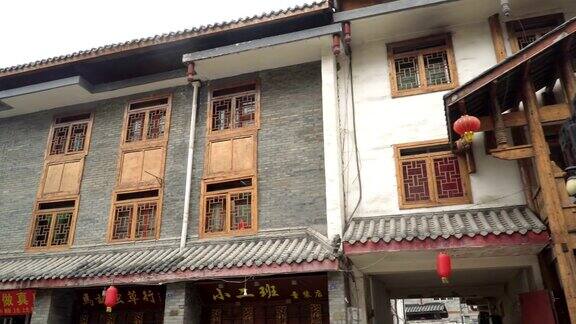 在中国古代城市松潘中国四川松潘步行看到古老的建筑低角度的视图