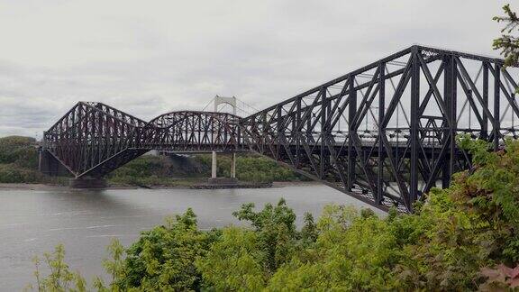 历史上著名的悬索桥魁北克市加拿大圣劳伦斯河