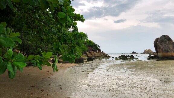 海上的雨天多云海景海岸风景