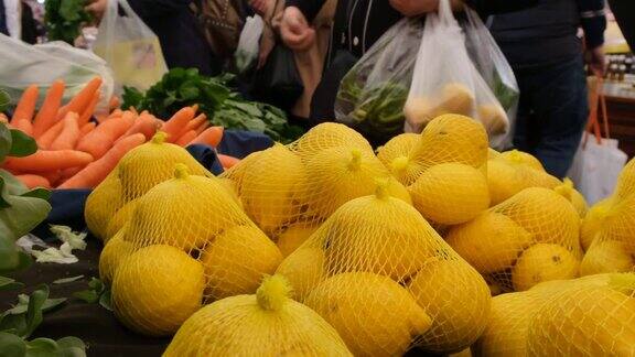柠檬在市场上出售