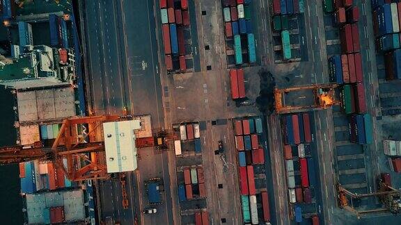 鸟瞰图工业港口与集装箱