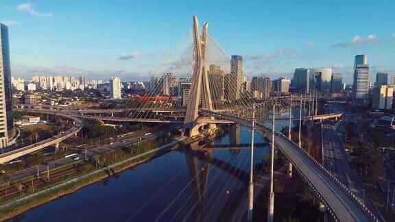 Estaiada的桥鸟瞰图巴西圣保罗商务中心金融中心伟大的景观著名的保罗斜拉桥S?o城市的地标