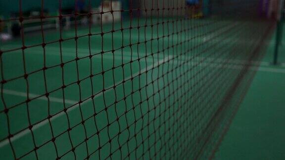 4k红色羽毛球网绿色羽毛球场运动理念锻炼身体调理室内场地慢镜头移动泛右挑战比赛运动员训练运动科学练习