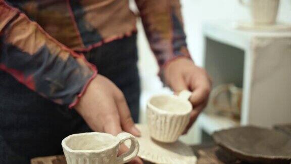 在陶瓷工作室手工制作的陶瓷马克杯由艺术家手工制作