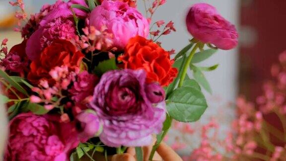 专业花匠在花店制作漂亮的花束