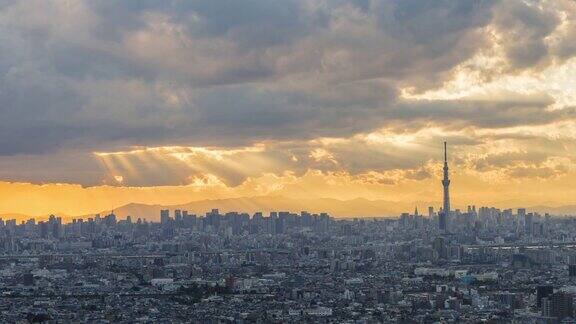 太阳的光线从天空和云彩在东京的