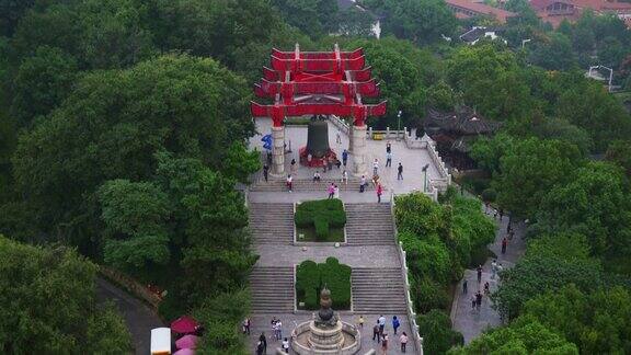 大雾天武汉市最著名的寺庙屋顶楼梯全景4k中国