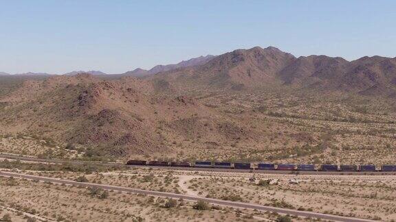 在一个晴朗晴朗的日子里一列火车在亚利桑那州马里科帕附近的索诺拉沙漠国家纪念碑上行驶