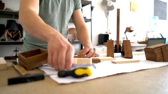 男木匠在他的车间制图和测量创意焦点和裁剪镜头
