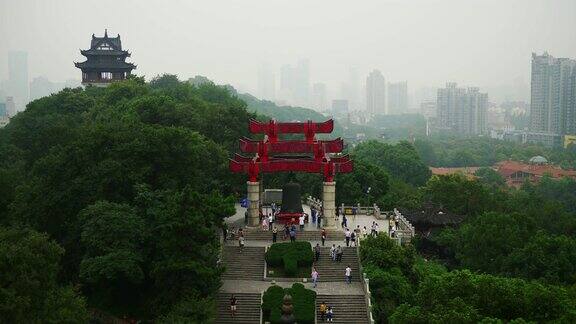 武汉最著名的寺庙屋顶城市景观钟纪念碑慢镜头全景4k中国