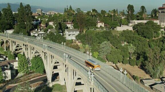 上升无人机拍摄的科罗拉多街桥与市中心帕萨迪纳加利福尼亚州