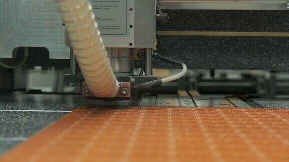 印刷电路板的底座在工厂的数字化设备上加工