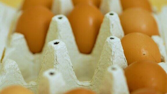 用手从包里拿出鸡蛋靠近灰色的鸡蛋纸盒人们把鸡蛋从纸盒里拿出来