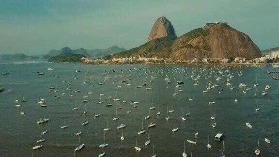 沿着巴西里约热内卢的甜面包山飞行
