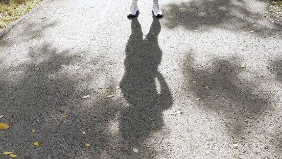 地面上的影子反射是由一位亚洲女性在运动时走动造成的