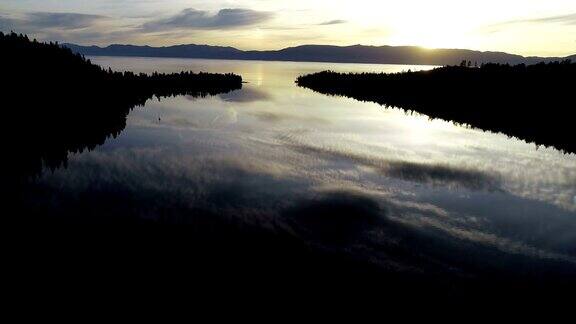 无人机俯瞰加州翡翠湾塔霍湖金色时间日出的惊人镜面反射