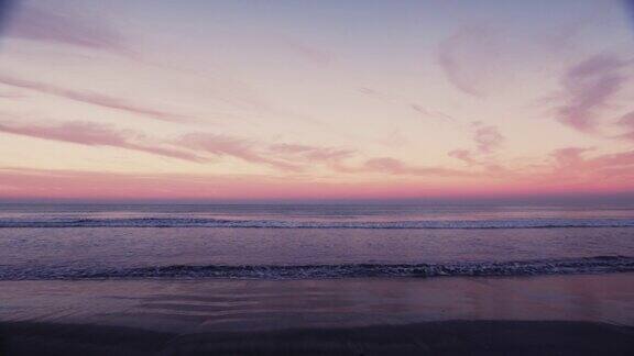 风景广角冲浪拍摄的波浪破在一个彩色的地平线在日落原来的股票彩色视频拍摄在6K由红龙相机