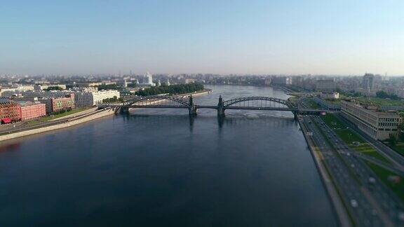 布尔什赫丁斯基桥航拍圣彼得堡的一个夏天的早晨