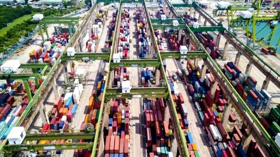 鸟瞰新加坡工业港口与集装箱船