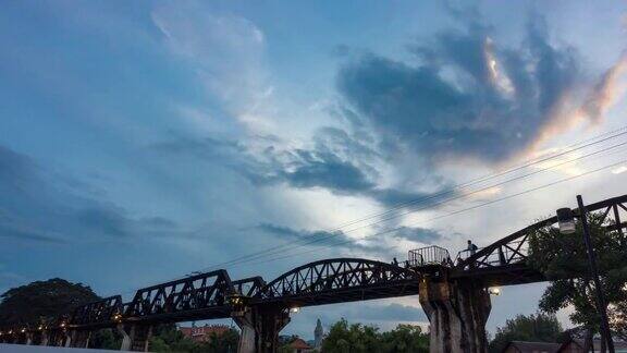 日日夜夜桥下桂河