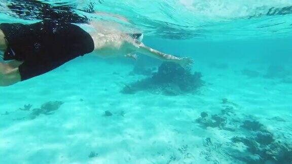 年轻男子在马尔代夫潜水