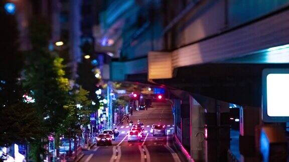 东京城市街道上的微型交通堵塞的夜间延时放大