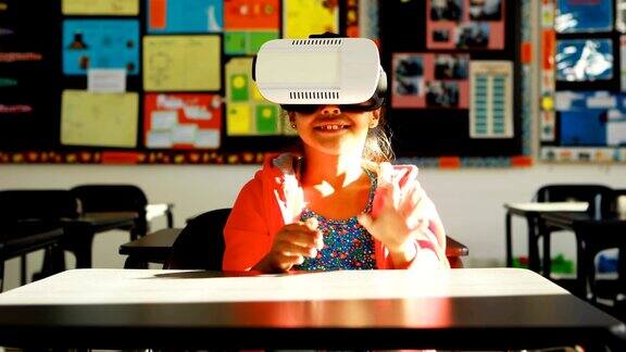 女生使用虚拟现实耳机在教室4k
