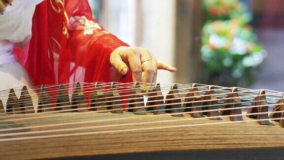 女子弹奏着中国传统乐器优美动听的古筝