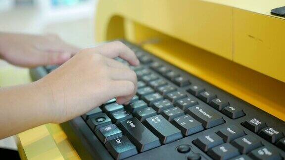 女孩的手在键盘上打字