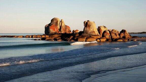 澳大利亚塔斯马尼亚岛野餐岩石上的日落