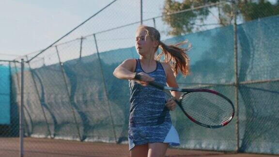 年轻的网球运动员专注于回击对手的发球