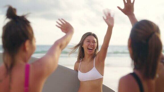 4K亚洲妇女抱着冲浪板从海洋热带海滩在夏季日落