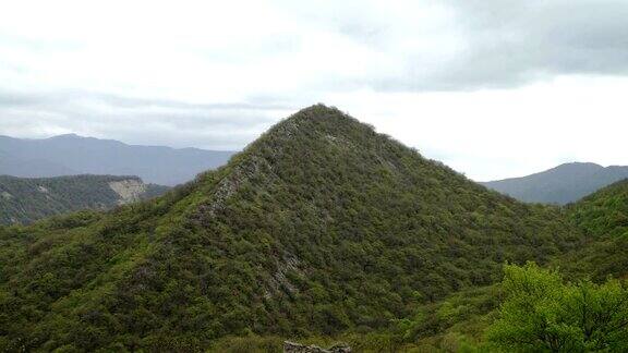 风景有山峰和多云的天空