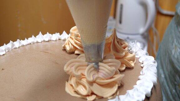 糖果女正在用酥皮袋把奶油倒在海绵蛋糕上特写糕点师正在做自制蛋糕烹饪烘焙和烹饪家庭烹饪
