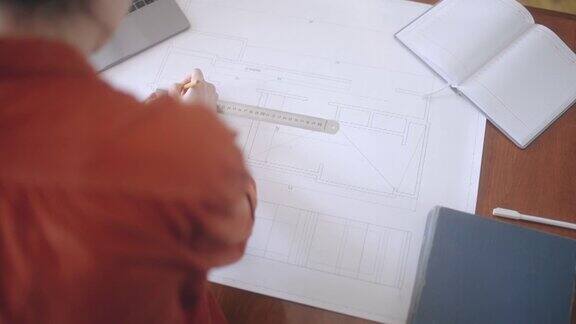 女学生绘制建筑平面图、毕业设计、特写图