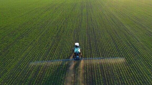 4K无人机拍摄的画面在大豆田上跟着拖拉机喷雾器