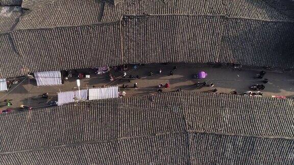 从空中俯瞰中国古镇村庄街道