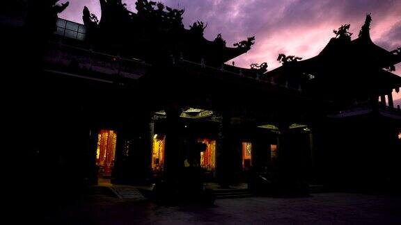 日落时中国寺庙的剪影